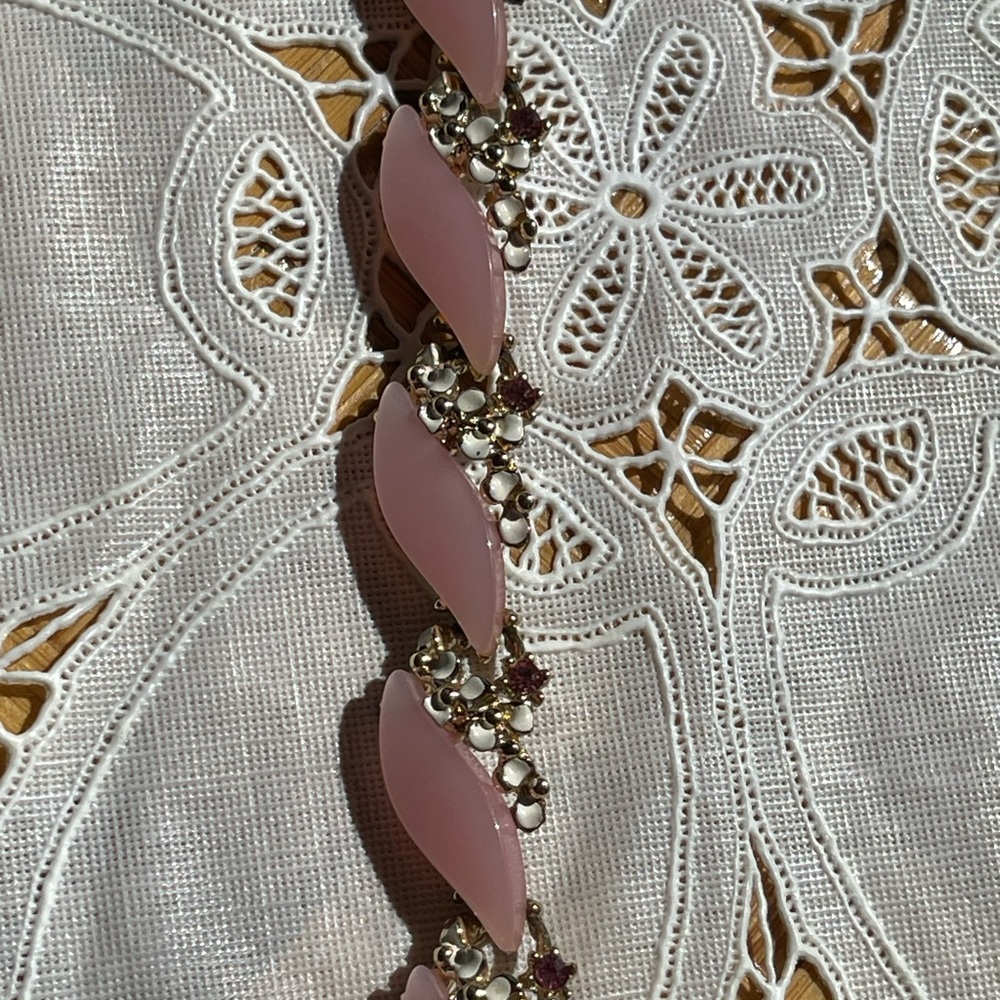 Vintage powder pink theromoset choker necklace with flowers and rhinestones - Picture 8 of 9